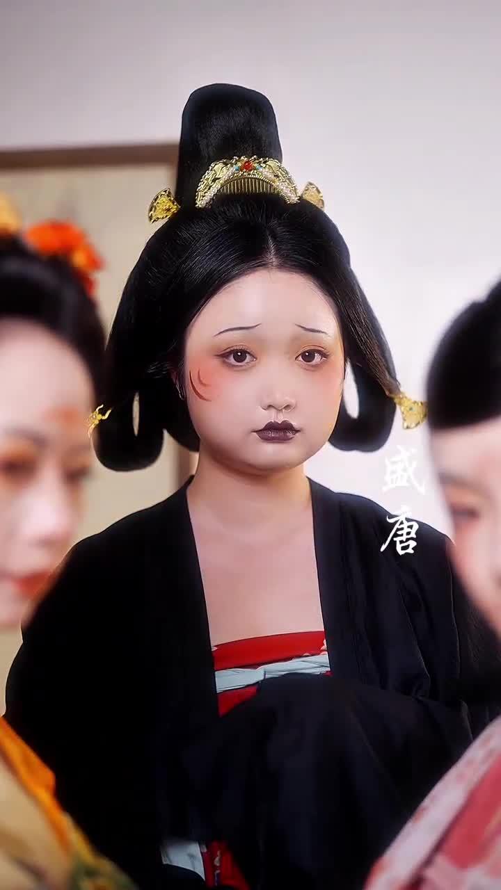 西安博物院推出国内首款唐妆复刻彩妆盘，让千年妆容走进现代生活！