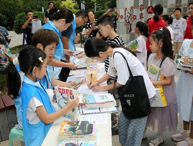 智慧漂流传书香 碑林区妇联“共育花开”活动助力家庭教育