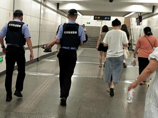一城警色 温暖一程  公交轨道民警为外地患病儿童搭起“生命桥”
