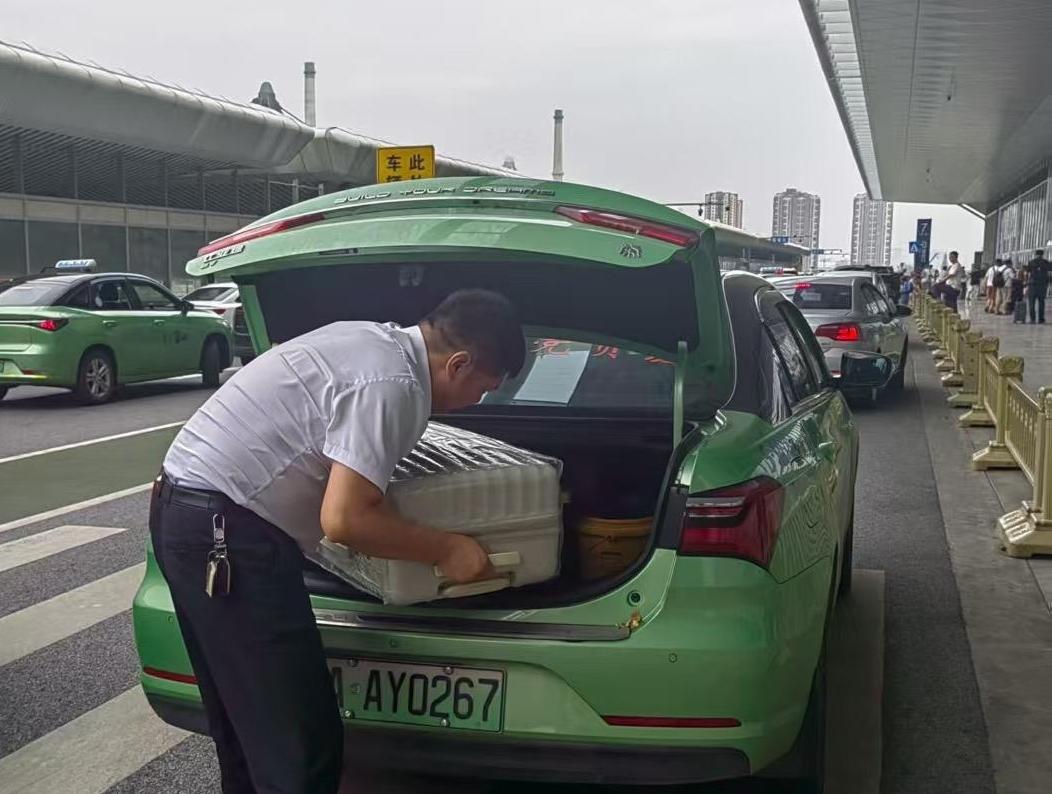 开学季 的哥董恒浩用车轮碾出暖心轨迹