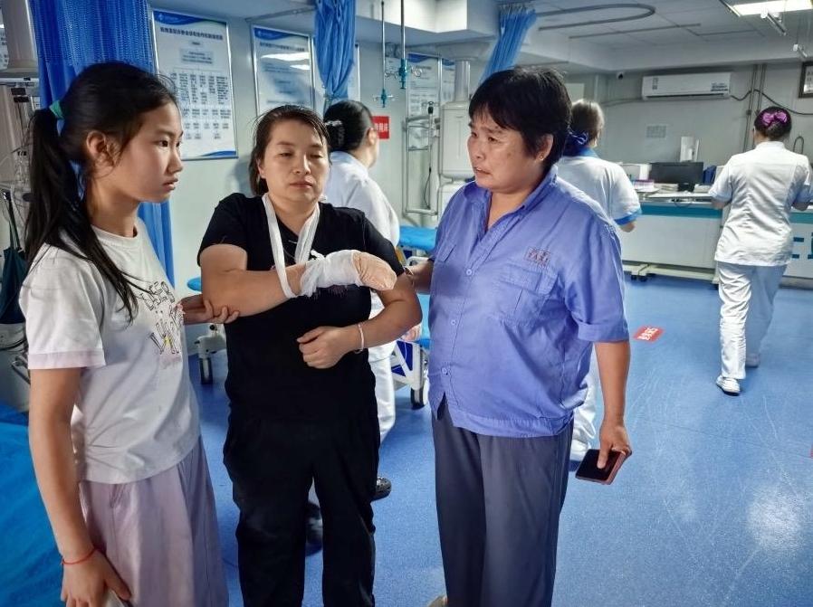 的姐联动交警 紧急送断指女子就医
