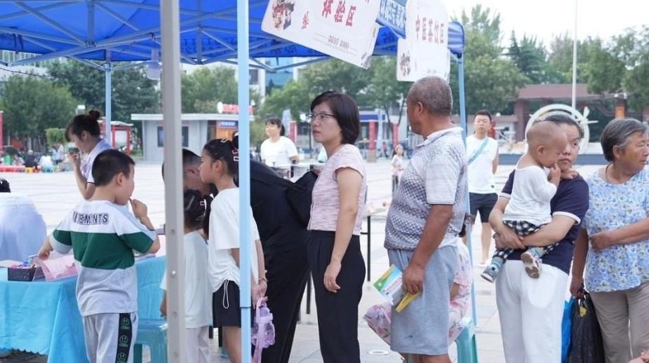 乾县：中医“夜市”活动在该县人民广场开诊