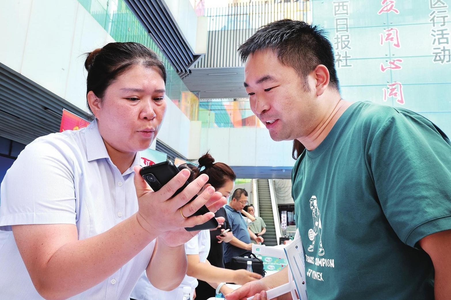 医保专家“摆摊”答疑