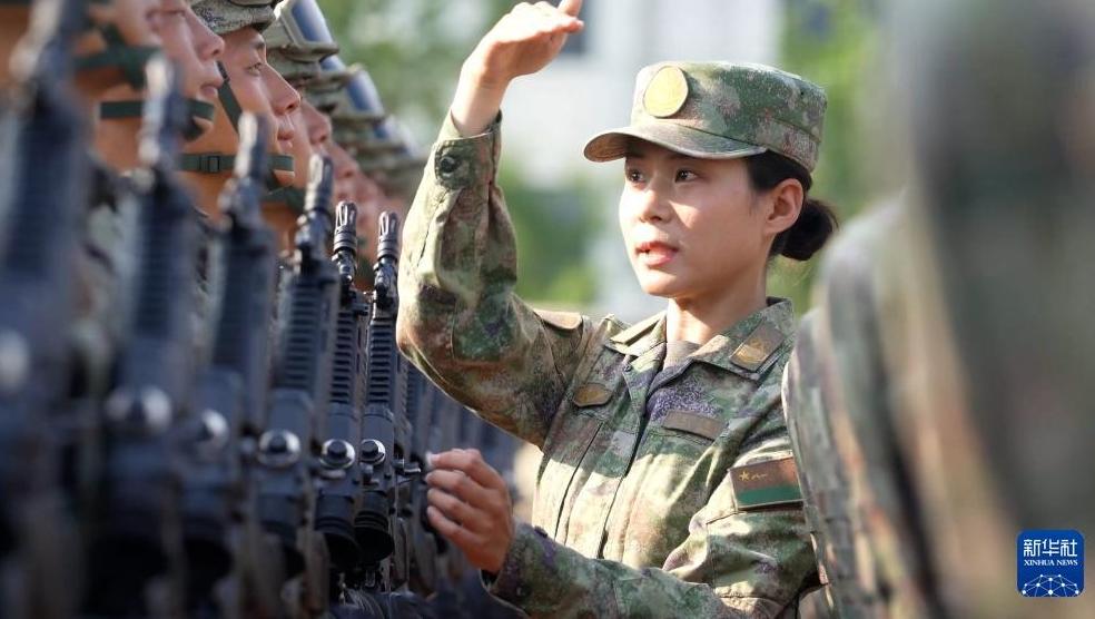 阅兵训练场上的“铁面女教头”——记装备方队女教练员、二级上士王爽