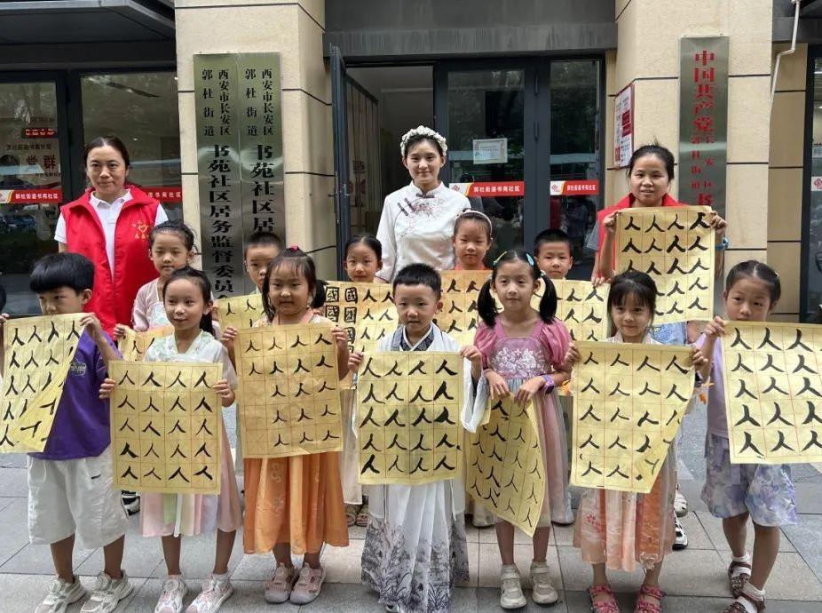 正衣冠、点朱砂、写“人”字……这场传统“开笔礼”为孩子破蒙启智