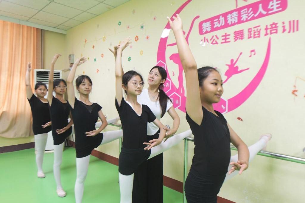 学校发力、家庭接力、社会合力——青少年暑期锻炼观察之一