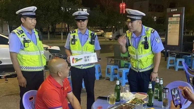 ​民警“串场”烧烤摊 “烟火气”里送安全