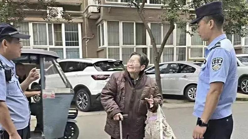 八旬老人迷了路 民警送她回家