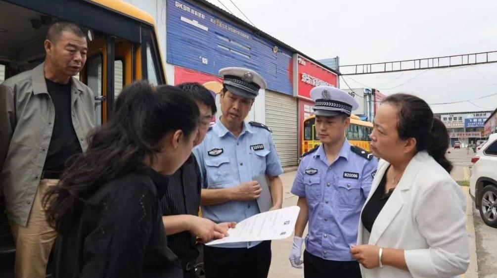 开学倒计时！渭城交警开学前夕为校车“把脉问诊”