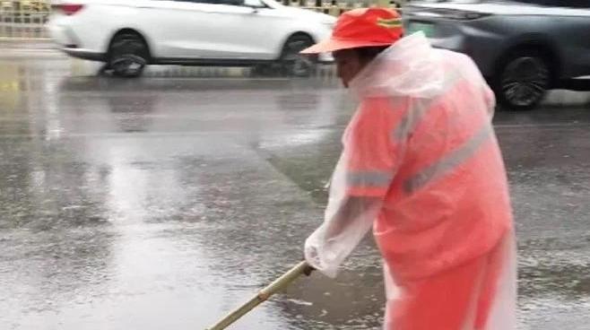 雨战攻坚！西安城管执法系统刷新城市“清爽防线”
