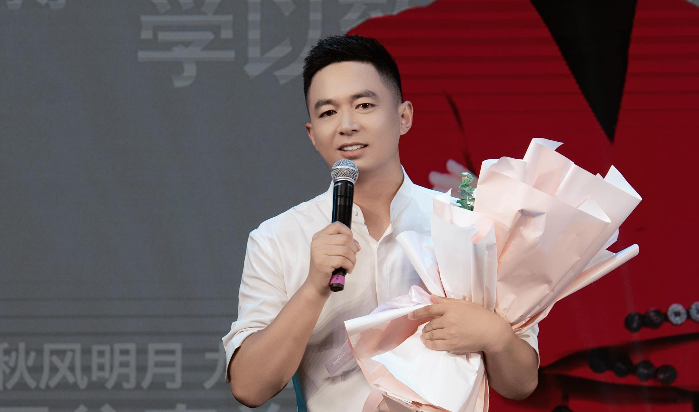 用生命的热度点亮梦想！马龙励志演歌会开讲“开学第一课”