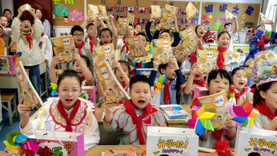 西安中小学校园创意迎新 让学子元气满满迎接新学期