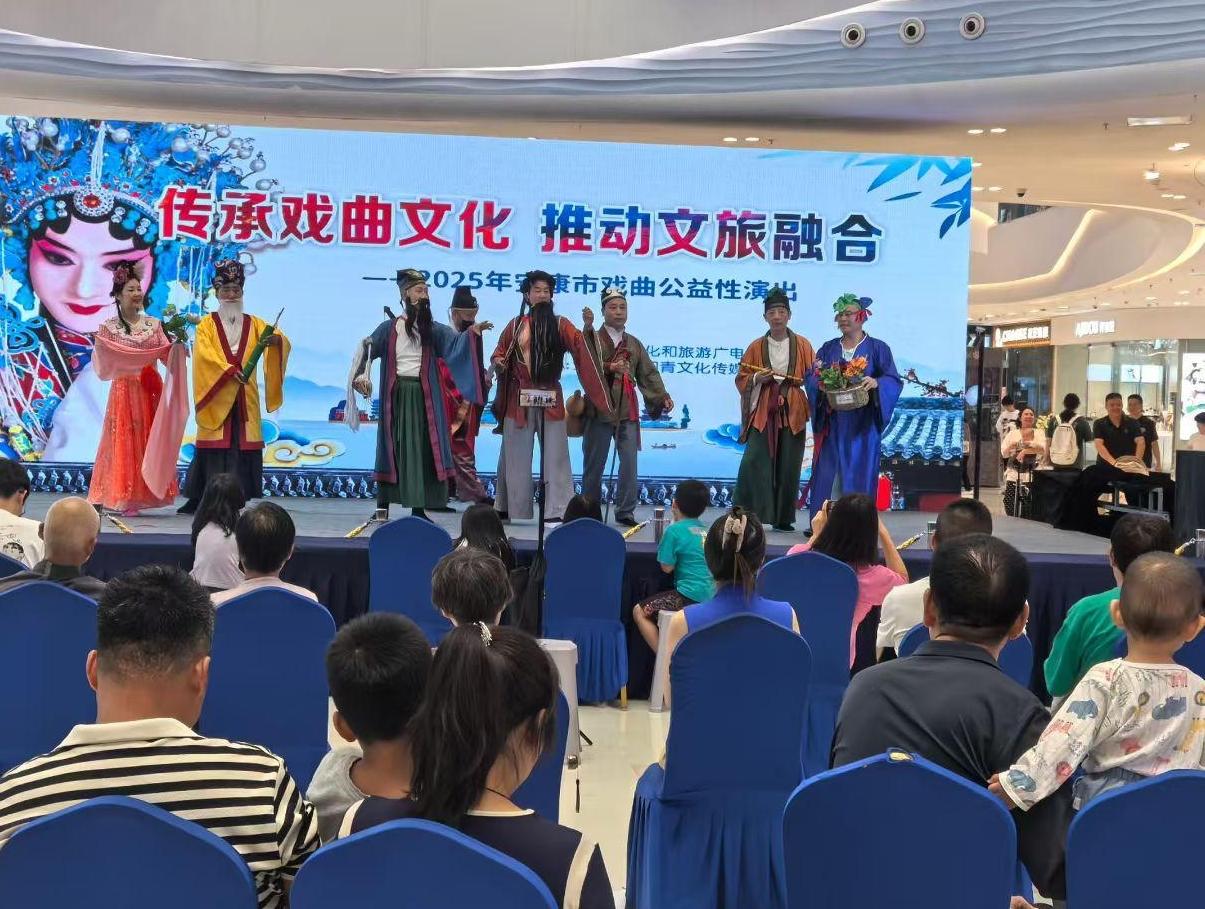 知青艺术团亮相安康吾悦广场，唱响戏曲公益之声