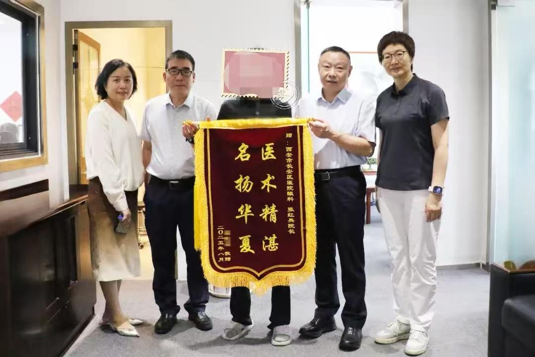 树枝划伤左眼导致视力丧失医生妙手回春患者重见光明
