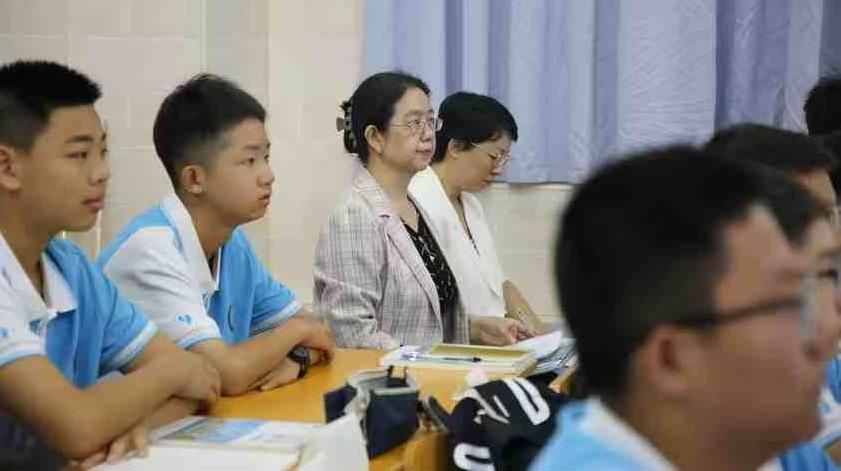 锦园中学开展“推门听课”活动