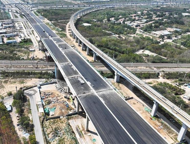 “一带一路”中欧班列西安集结中心空铁联运项目主线桥贯通