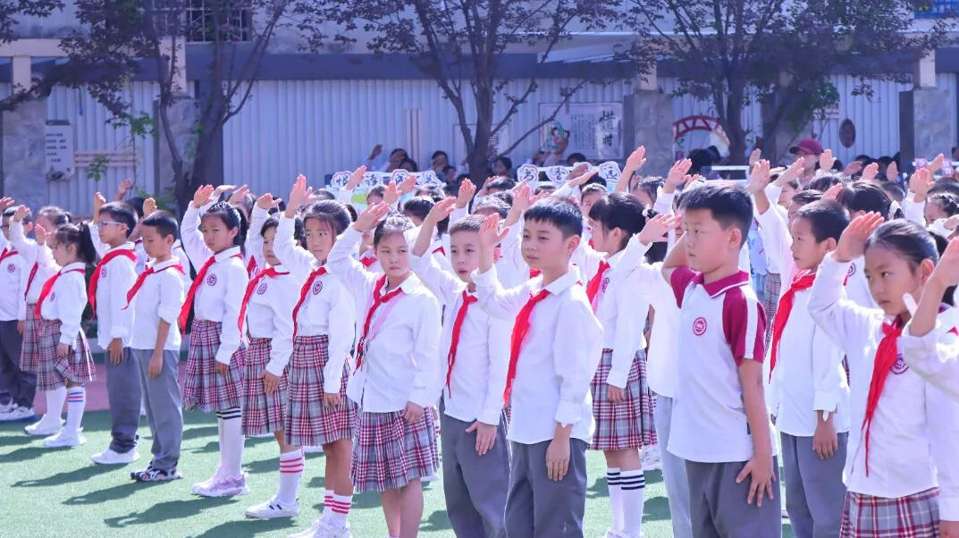 承抗战精神启新序，以笃行姿态绘蓝图——杨善寨小学举办新学期开学典礼