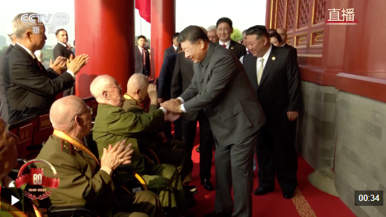 致敬英雄！习近平与天安门城楼观礼席的抗战老兵亲切握手