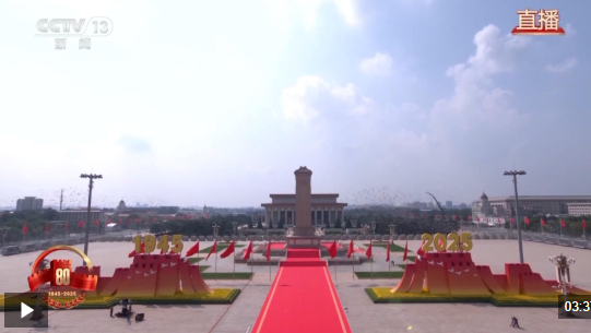 放飞和平鸽 纪念大会在《歌唱祖国》大合唱中圆满结束