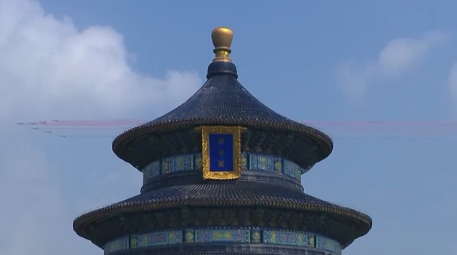 彩烟和天坛震撼同框！