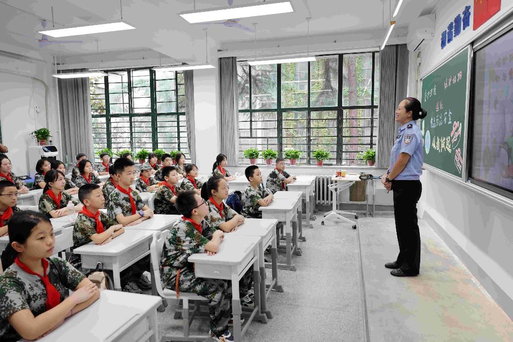 西安工大附中开学礼：民警开讲，为新生奠定素养基石