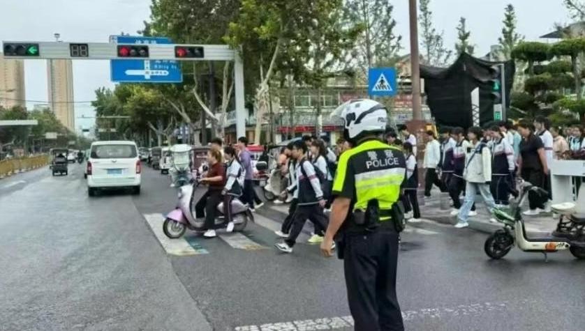 泾阳公安雨中坚守“护学岗” 为学子撑起 “安全伞”​