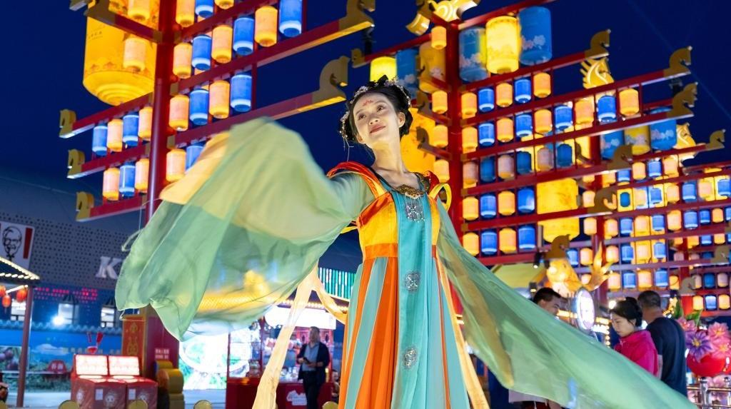 内蒙古乌兰察布：特色街区点亮夜经济