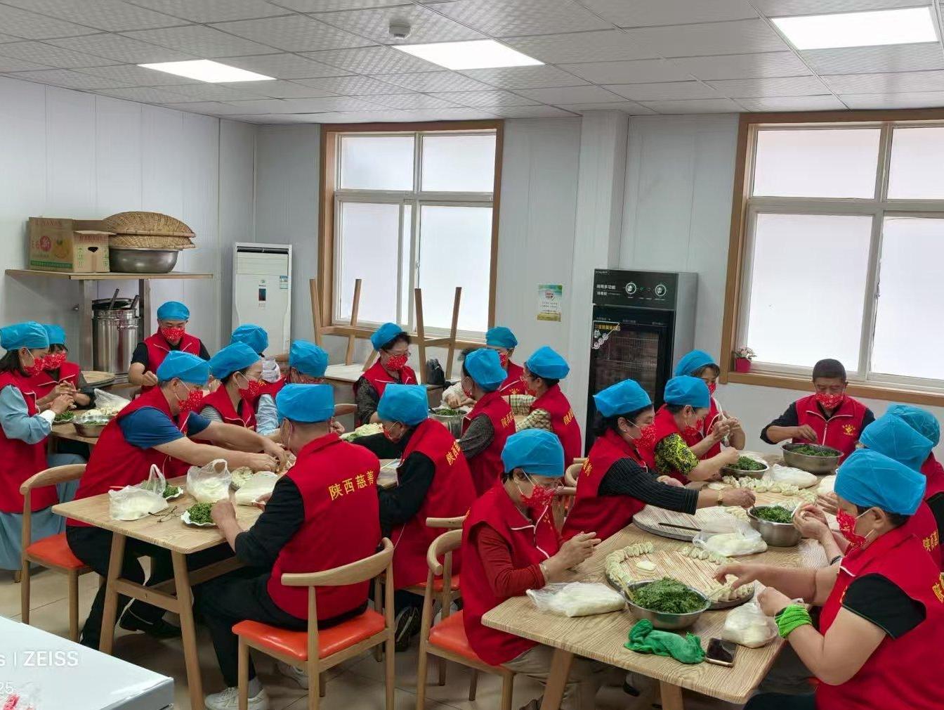 爱心饺子香满院，巧手理发暖人心
