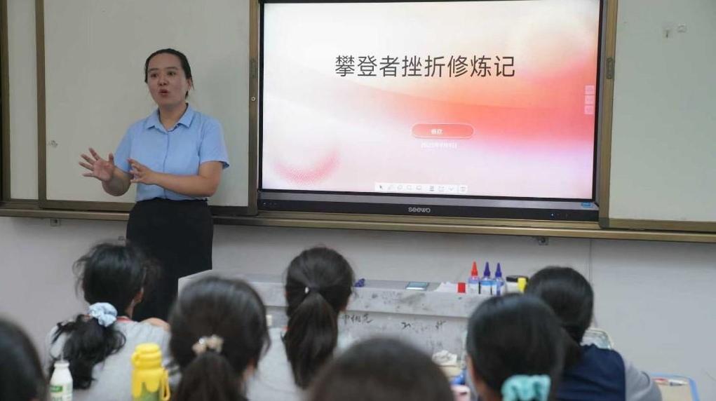 她为学生搭起“心灵港湾”
