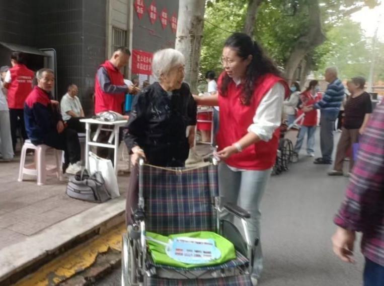 “头雁”公益集市进社区，“一站式”服务暖人心