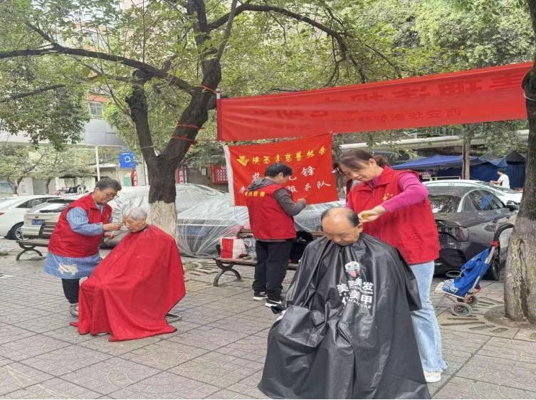 磨刀声里话温情，便民集市“小服务”撬动“大幸福”