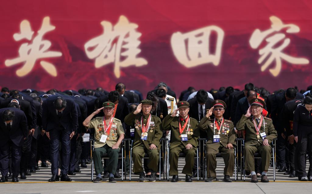 镜观中国丨英雄回家
