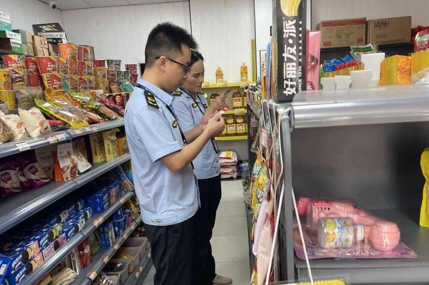 含着烟头吃面！“碰瓷式维权”怎么治？
