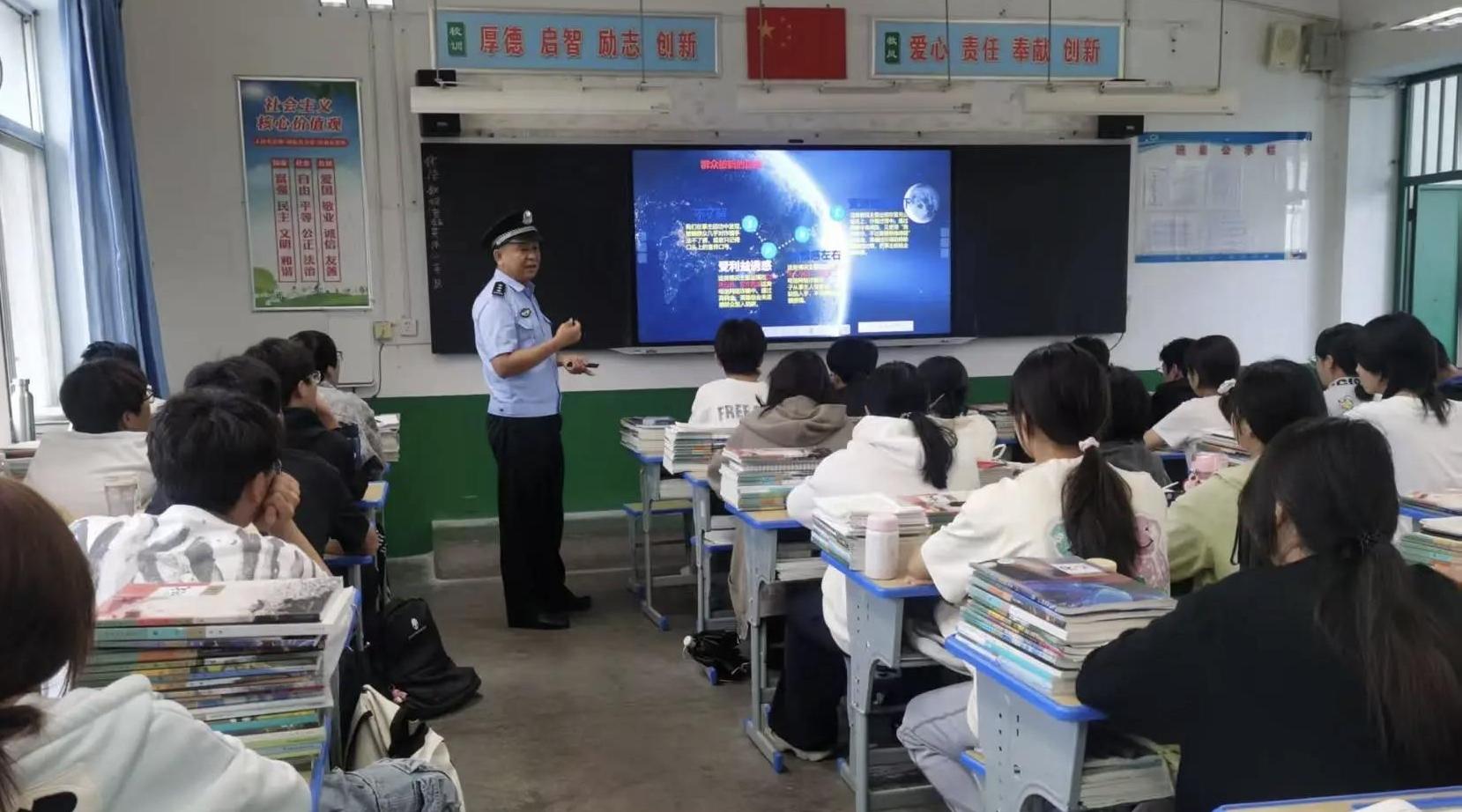 警银携手讲反诈 筑牢校园安全防线