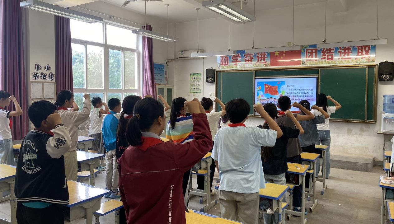 将爱国种子种进孩子们的心田