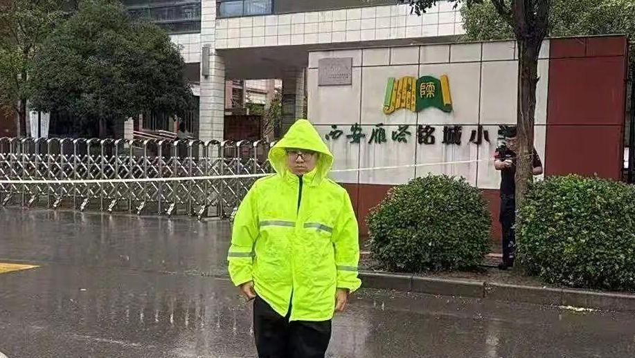 雨中守护者！雁塔城管“汛”速出击，筑牢安全防线