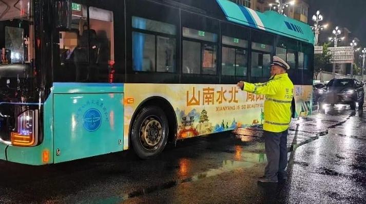 风雨来，交警在！渭城交警向“雨”而行守护平安