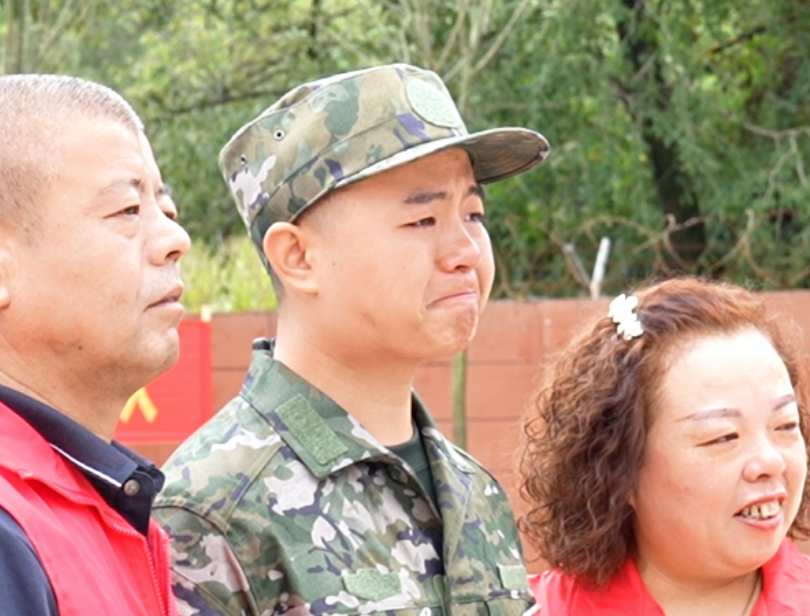 你守护国家 爸妈守护你丨新兵入伍，妈妈塞的手工鞋垫太戳心！