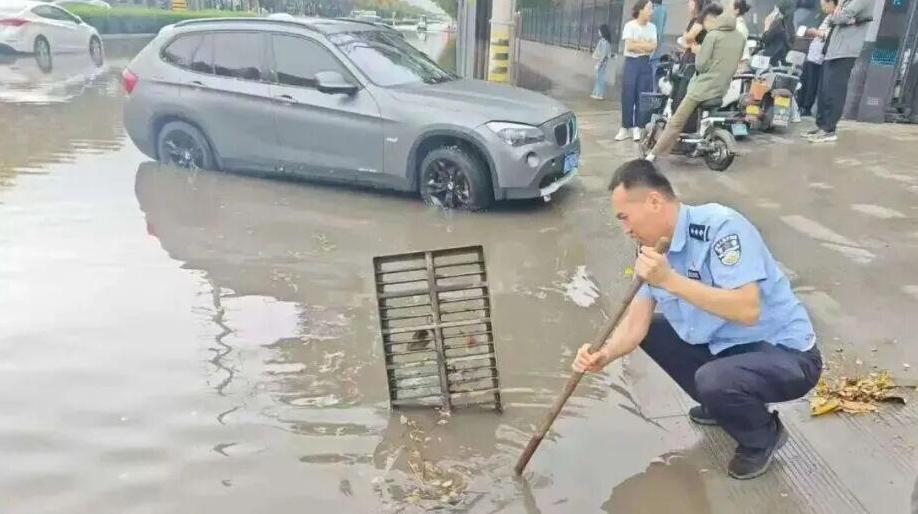 风雨中 他们筑起一道道“警蓝防线”