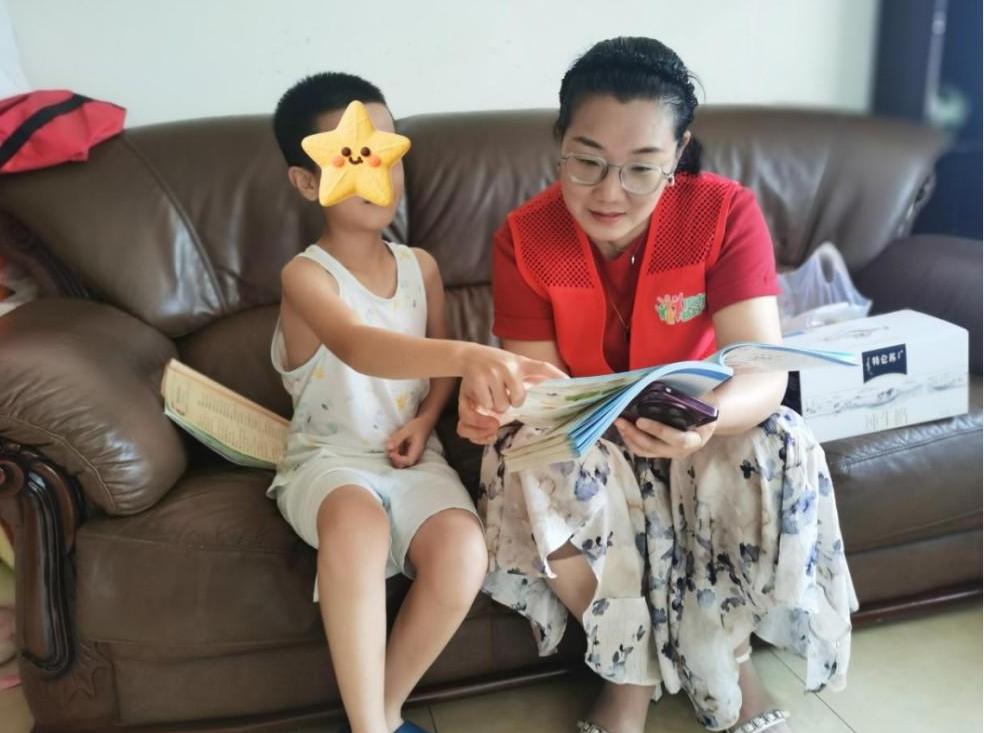 用爱叩响心门：爱心妈妈入户探访困境儿童