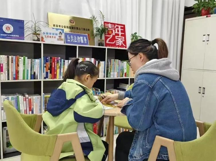 社区图书角“漂”出暖心临时托管新服务