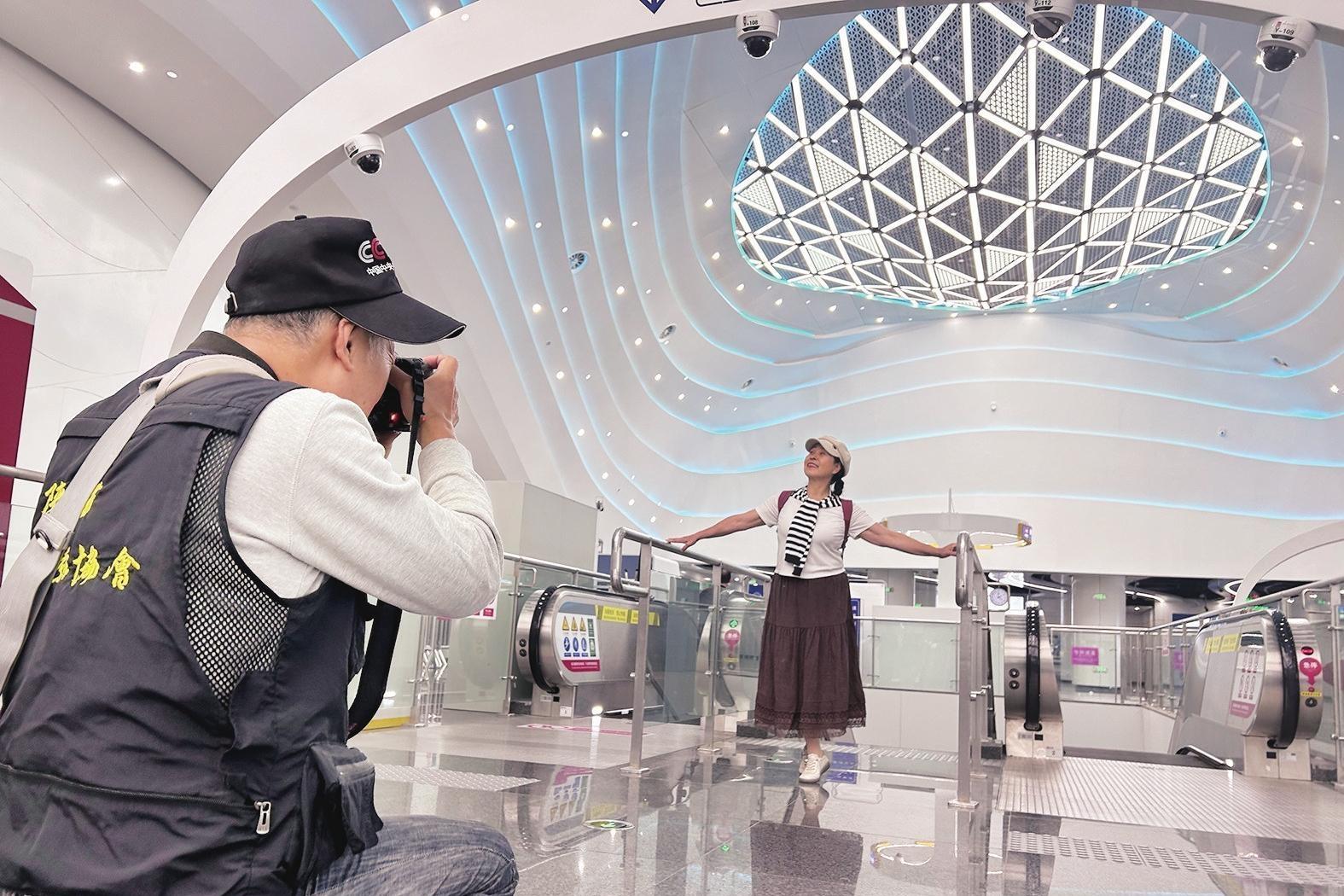 在地铁站开启“穿越”之旅