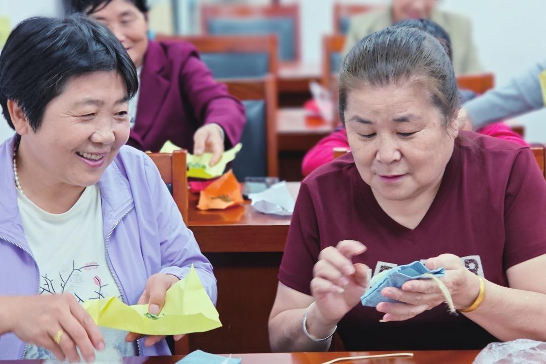巧手做香囊 邻里话团圆