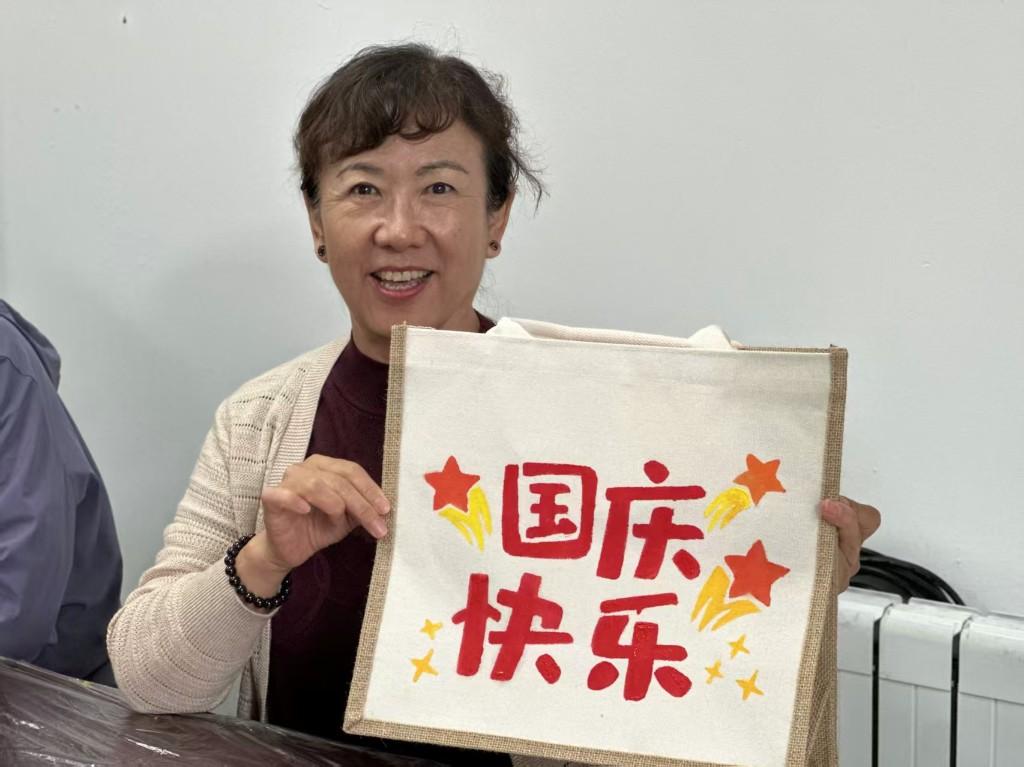 月圆国盛 拓印寄情——裕昌太阳城社区举办迎“双节”非遗拓印体验活动