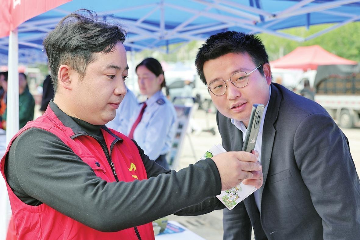 热点问题“当场解” 精准服务暖民心