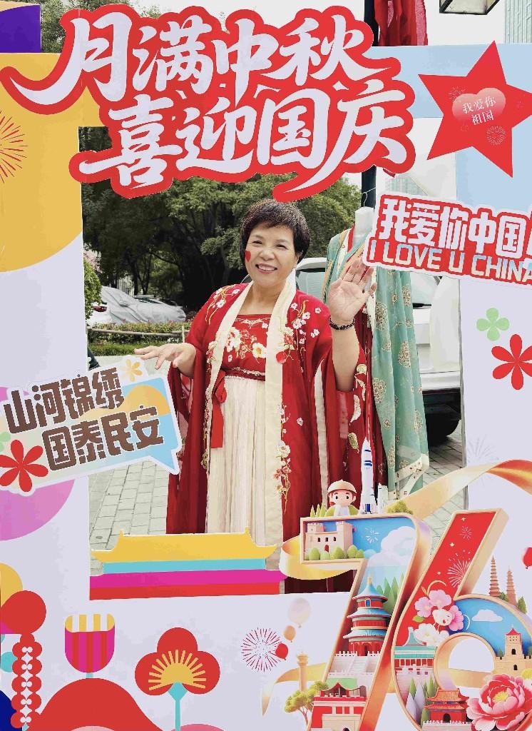 家国同庆，邻里共融：假日花城南社区举办双节游园会