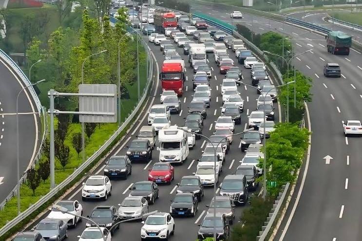 “双节”旅游探亲出行流量叠加，这些道路交通安全提示需注意
