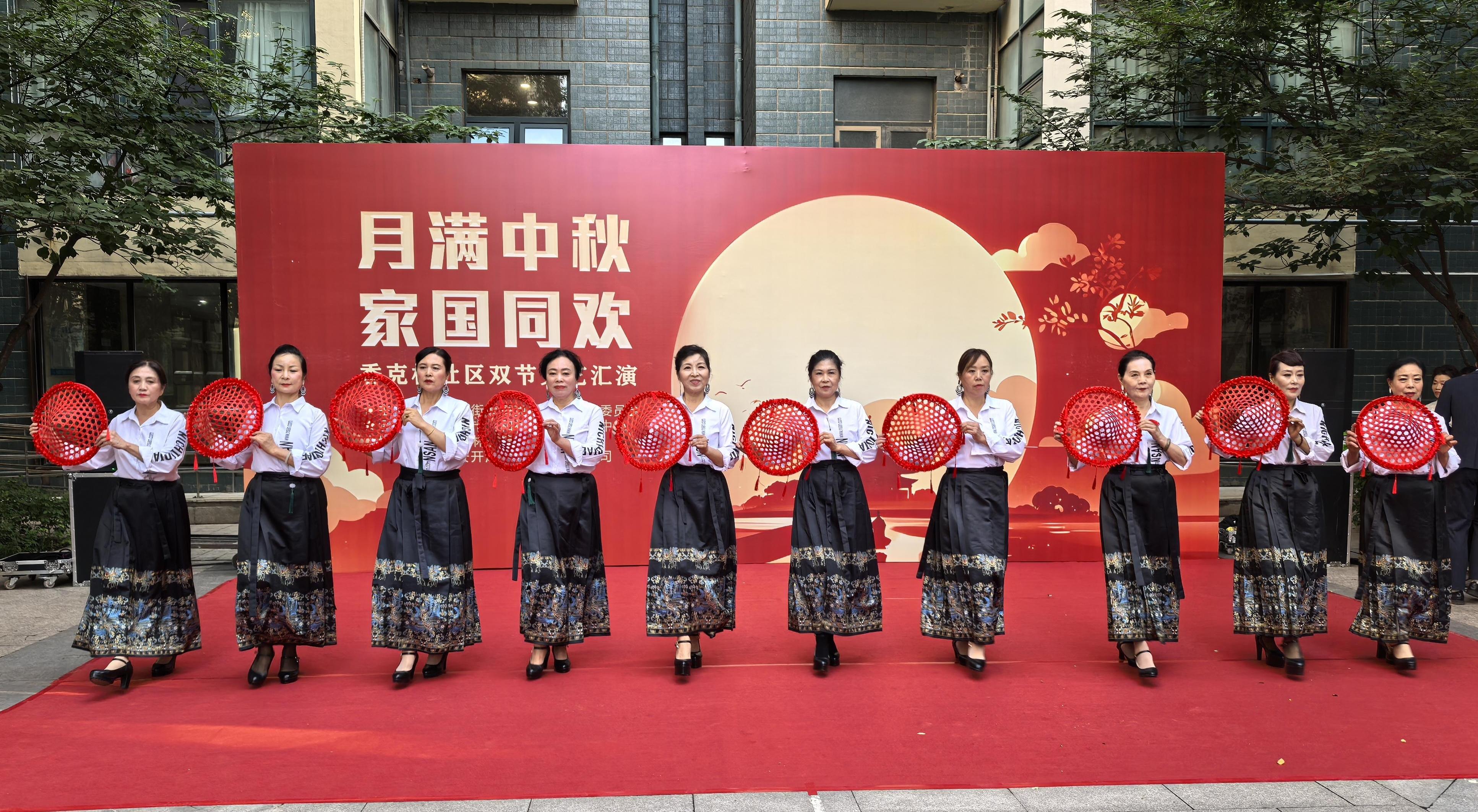 银发社团展风采 邻里同台庆团圆