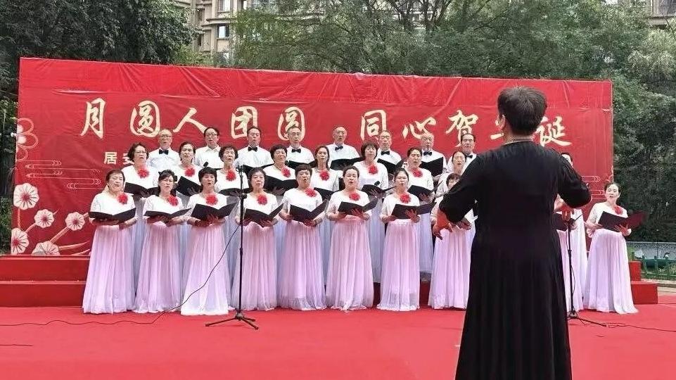 郭杜街道居安路第二社区开展国庆文艺汇演活动