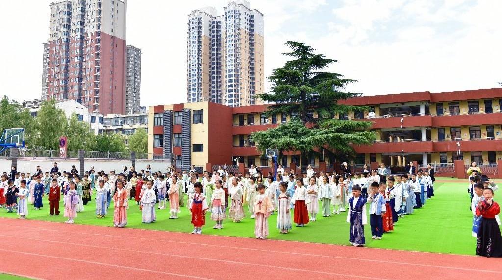 西影路小学214名萌娃这场入学仪式太有“料”了